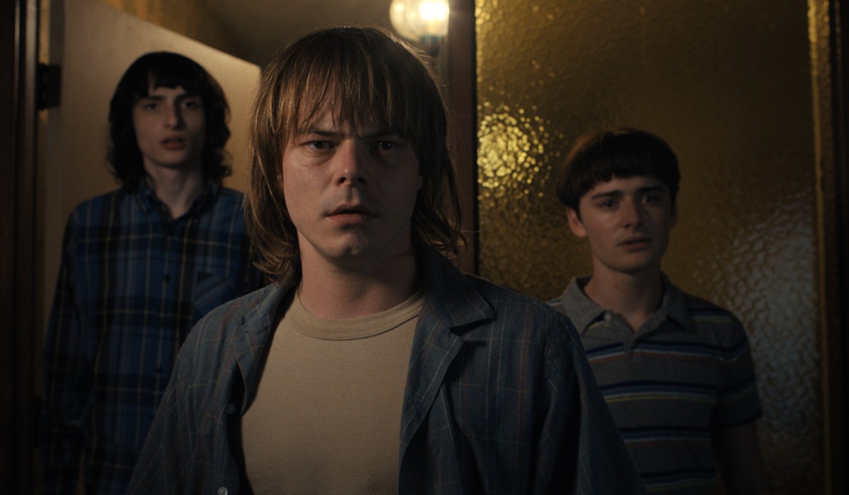 Da sinistra: Mike (Finn Wolfhard), Jonathan (Charlie Heaton) e Will (Noah Schnapp) in una scena della serie tv. Credits: Courtesy of Netflix.