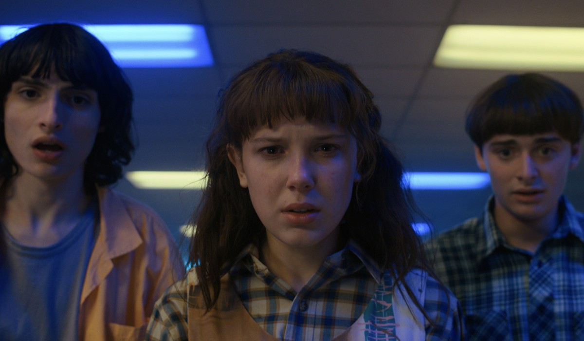 Mike (Finn Wolfhard), Undici (Millie Bobby Brown) e Will (Noah Schnapp) in una scena di “Stranger Things 4”. Credits: Courtesy of Netflix.