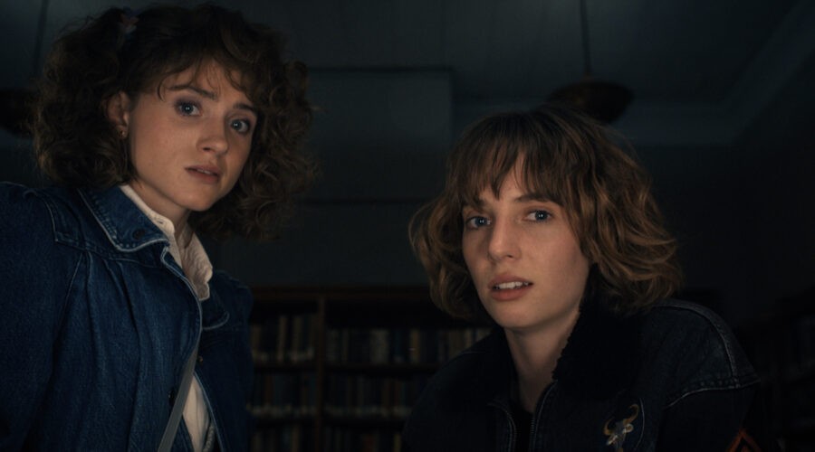 Da sinistra: Nancy (Natalia Dyer) e Robin (Maya Hawke) in una scena di “Stranger Things 4”. Credits: Courtesy of Netflix.