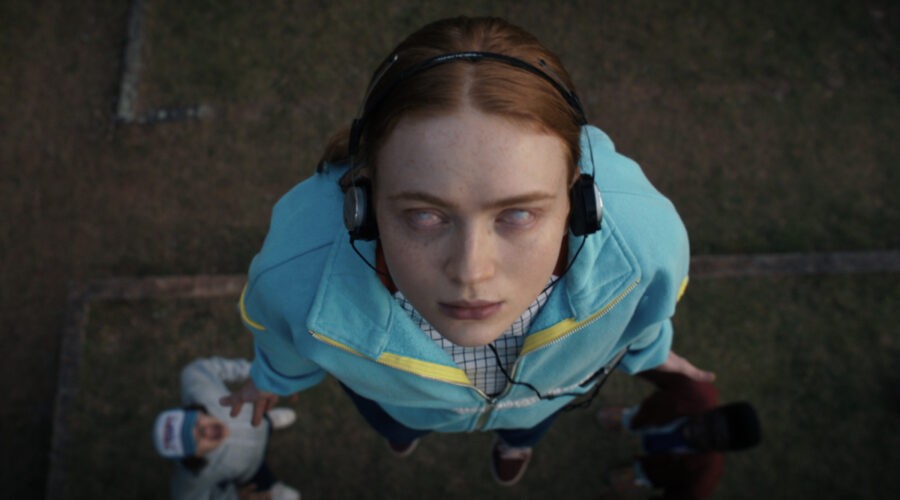 Max (Sadie Sink) posseduta da Vecna in una scena di “Stranger Things 4”. Credits: Courtesy of Netflix.