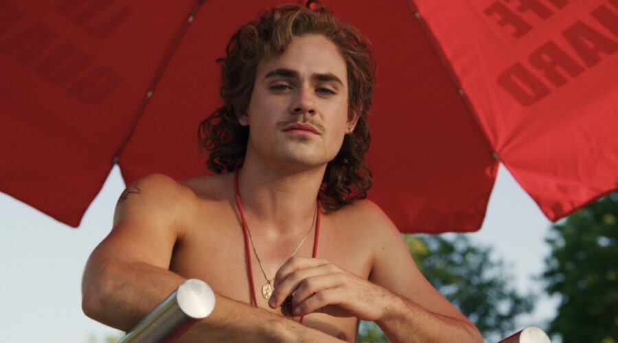 Dacre Montgomery interpreta Billy in una scena di “Stranger Things 3”. Credits: Netflix.