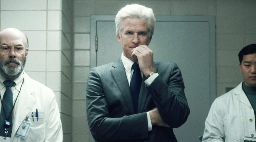 Matthew Modine interpreta il dottor Martin Brenner in “Stranger Things”. Credits: Netflix.