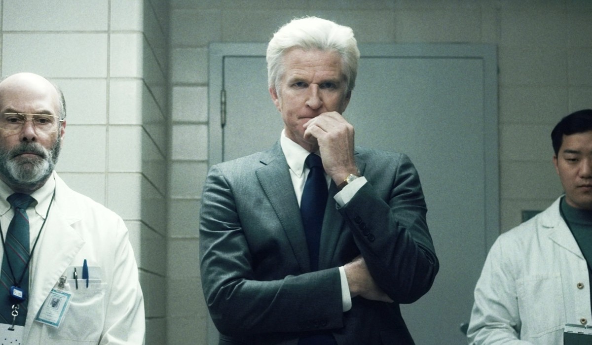 Matthew Modine interpreta il dottor Martin Brenner in “Stranger Things”. Credits: Netflix.
