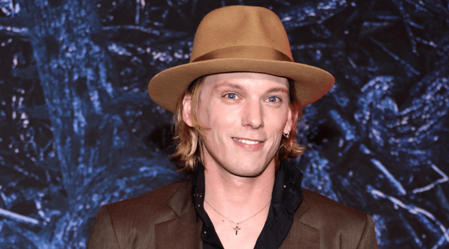 Jamie Campbell Bower interpreta Peter Ballard in “Stranger Things 4”, qui sul red carpet della serie. Credits: Courtesy of Netflix/Getty Images for Netflix.