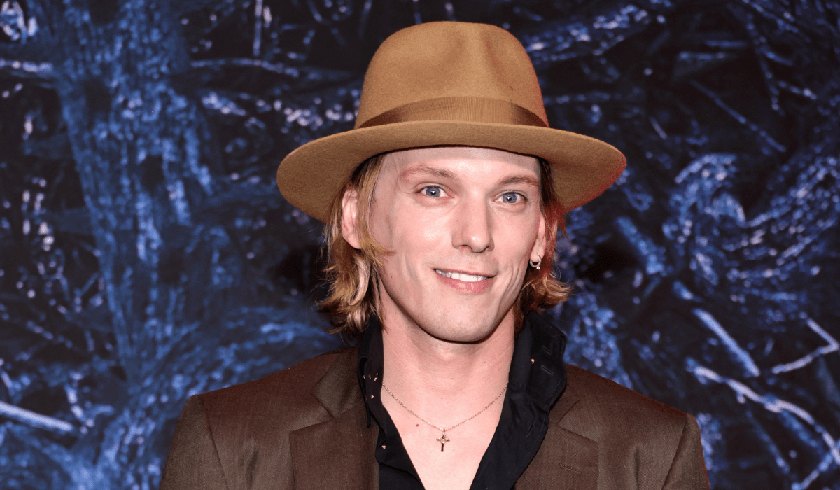 Jamie Campbell Bower interpreta Peter Ballard in “Stranger Things 4”, qui sul red carpet della serie. Credits: Courtesy of Netflix/Getty Images for Netflix.