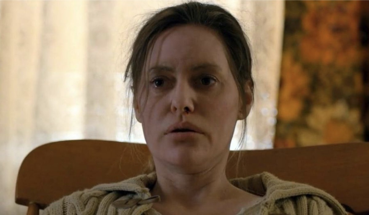 Aimee Mullins interpreta Terry Ives, la mamma di Undici in “Stranger Things”. Credits: Netflix.