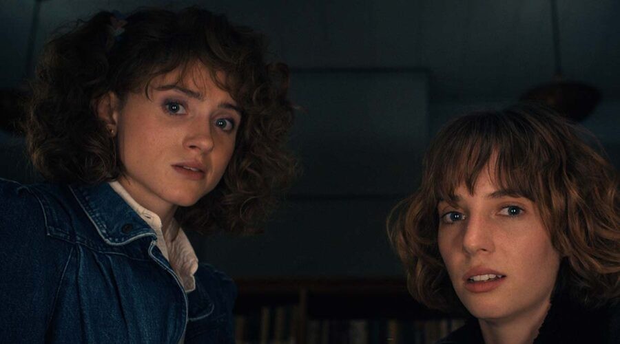 Da sinistra a destra: Natalia Dyer (interpreta Nancy Wheeler) e Maya Hawke (Robin Buckley) in una scena di Stranger Things. Credits: Netflix.