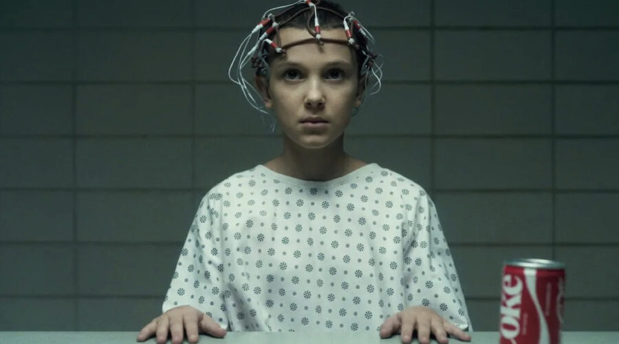 Millie Bobby Brown in una scena di “Stranger Things”. Undici è vittima del progetto MK Ultra. Credits: Netflix.
