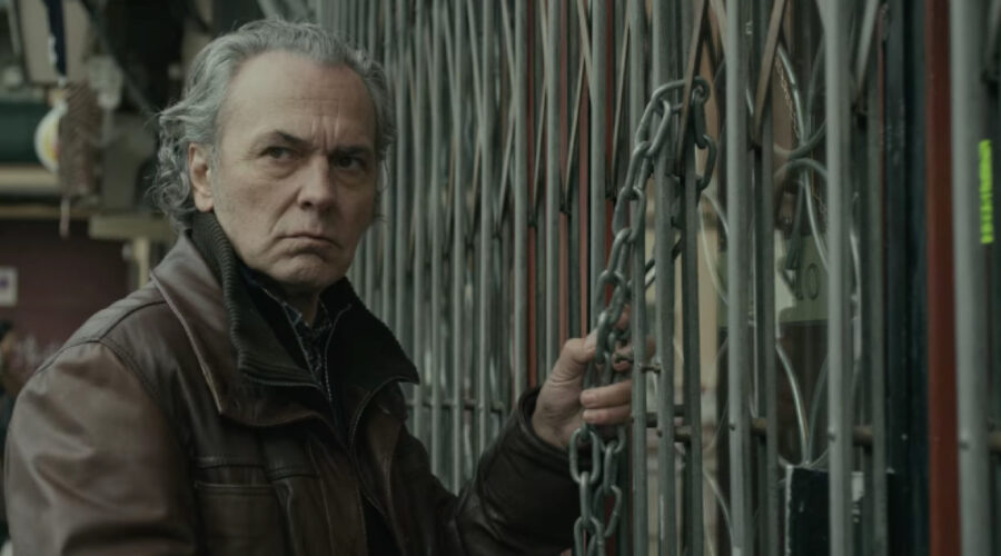 Tiso Abantos (José Coronado) in una scena di