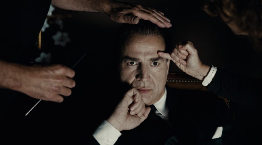 Alberto San Juan (Cristobal Balengiaca) in un posato per “Cristobal Balengiaca”. Credits: David Herranz/Disney Plus.