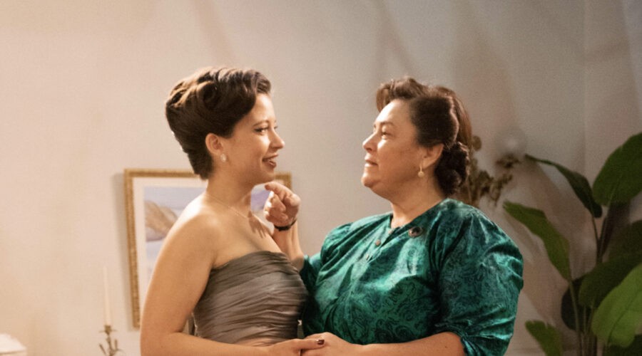 Da sinistra: Amparo Piñero (Carmen) e Mar Vidal (Agustina) in una scena di “Un altro domani”. Credits: Mediaset