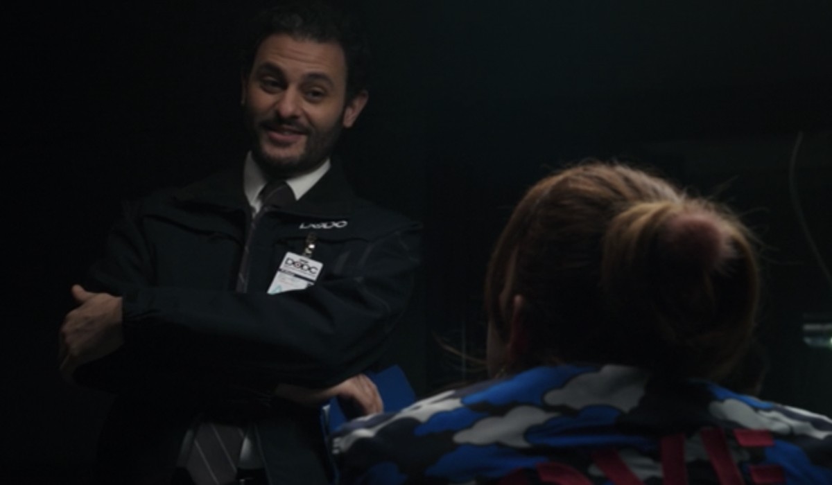 Arian Moayed (Agent Cleary) in una scena del secondo episodio 