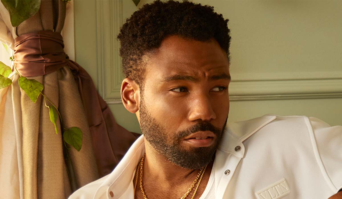 Donald Glover in una scena della serie TV