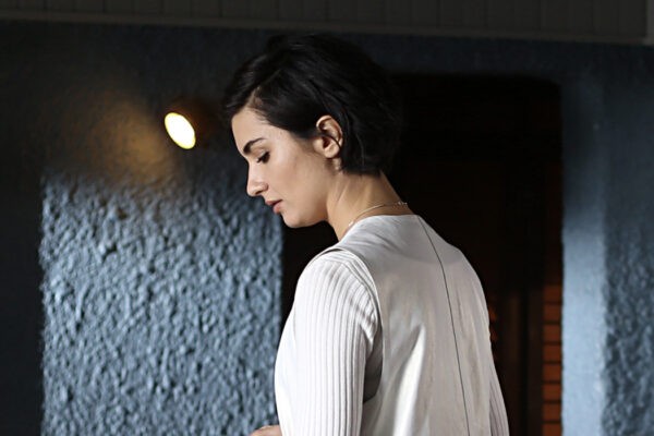 Tuba Büyüküstün (Sühan Korludag) in una scena di 