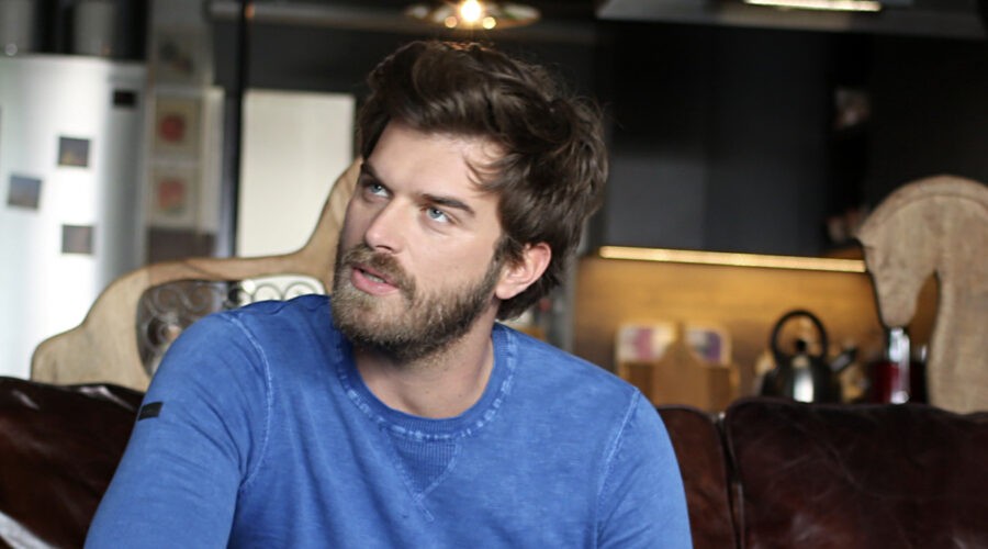 Kivanç Tatlitug (Cesur Alemdaroglu Karahasanoglu) in una scena di 