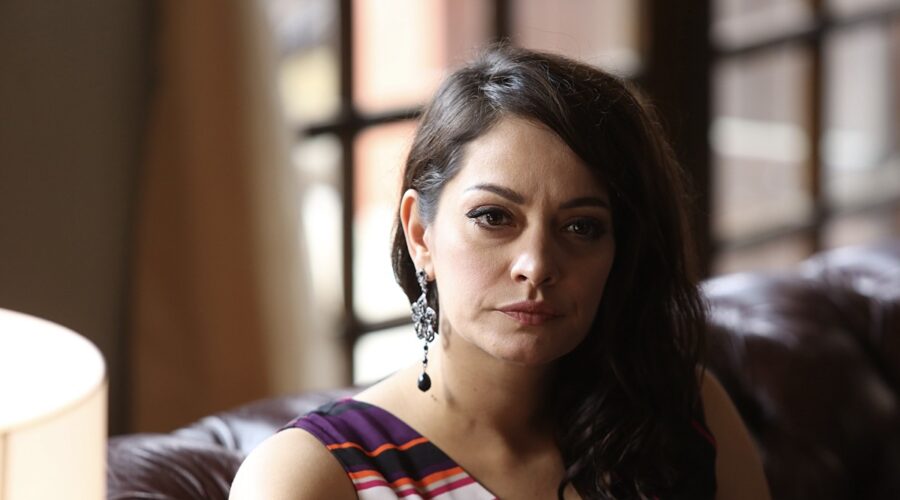 Sezin Akbasogullari (Cahide Korludag) in una scena di 