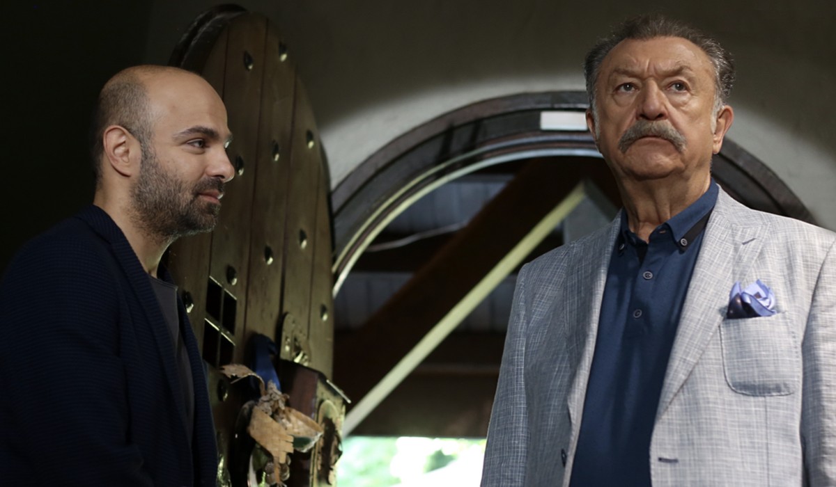 Da sinistra: Erkan Avci (Korhan Korludag) e Tamer Levent (Tahsin Korludag) in una scena di 