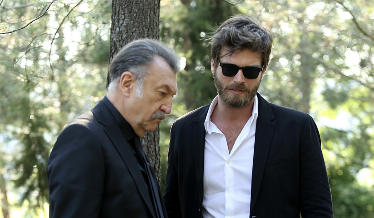 Da sinistra: Tamer Levent (Tahsin Korludag) e Kivanç Tatlitug (Cesur Alemdaroglu Karahasanoglu) in una scena di 