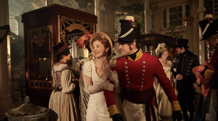 Da sinistra: Claudia Jessie (Amelia Sedley) e Charlie Rowe (George Osborne) in una scena del primo episodio di 