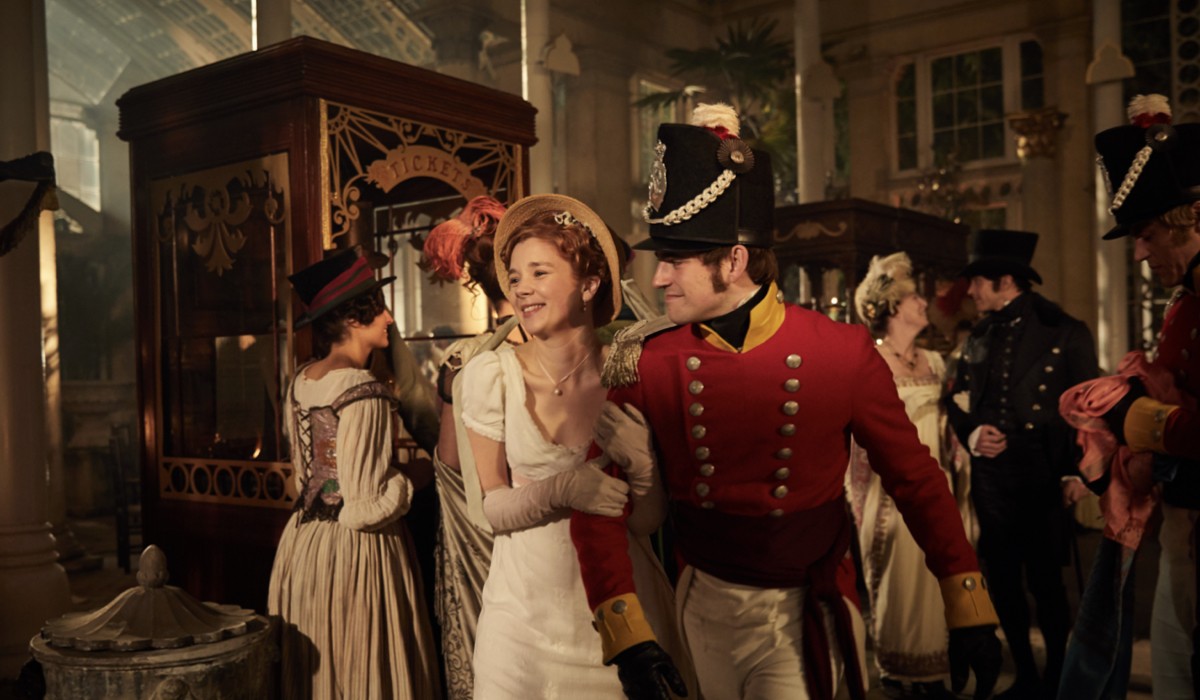 Da sinistra: Claudia Jessie (Amelia Sedley) e Charlie Rowe (George Osborne) in una scena del primo episodio di 