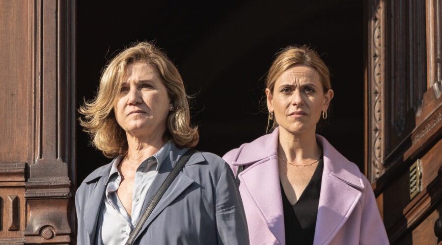 Da Sinistra:Ana Wagener Interpreta Alicia, Itziar Ituño Interpreta Malen In 