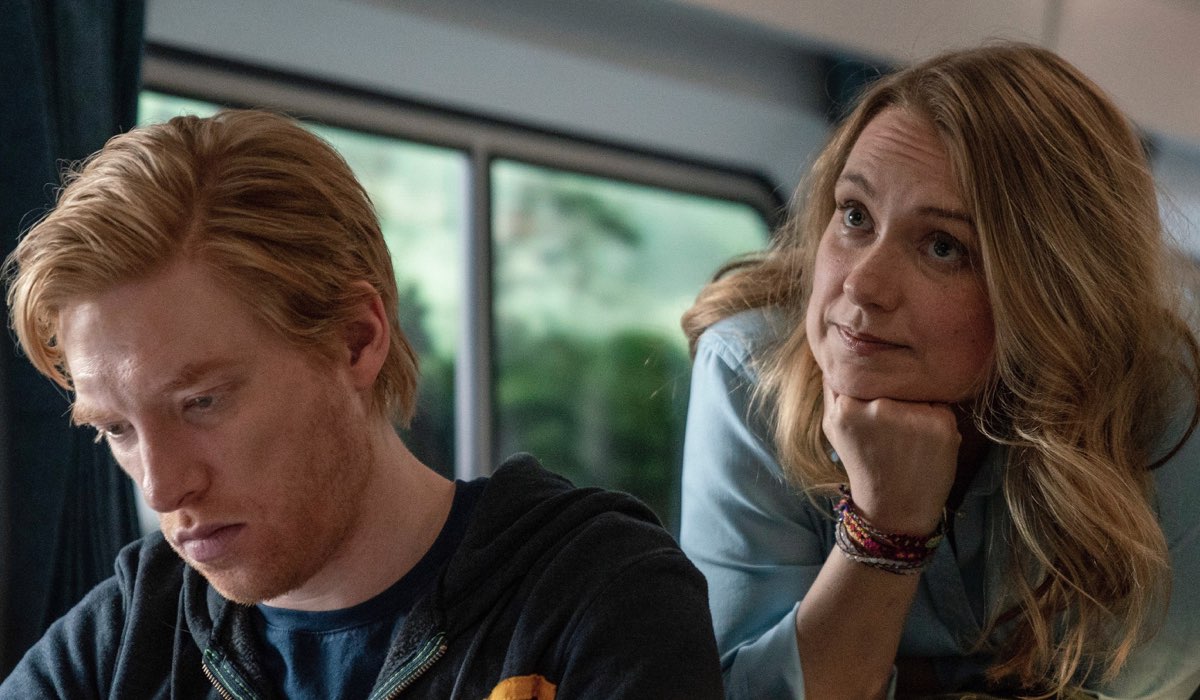 Da Sinistra Domhnall Gleeson e Merritt Wever In 