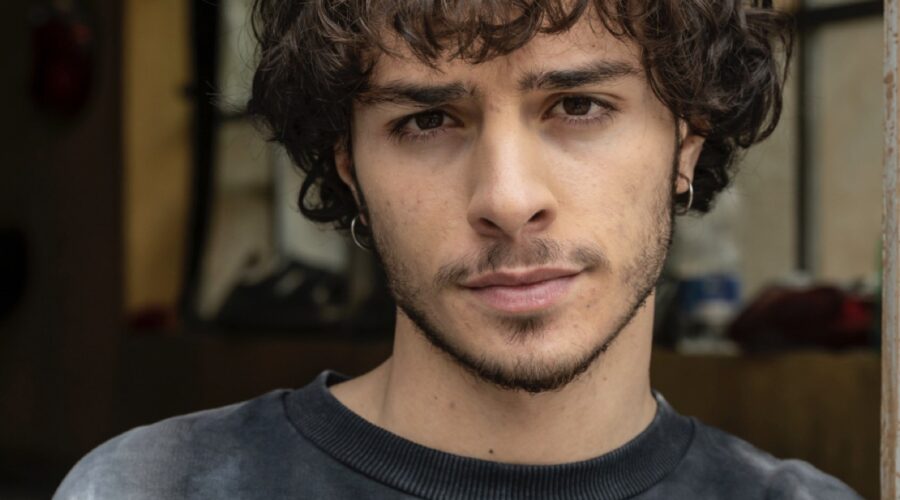 Damiano Gavino in un posato per