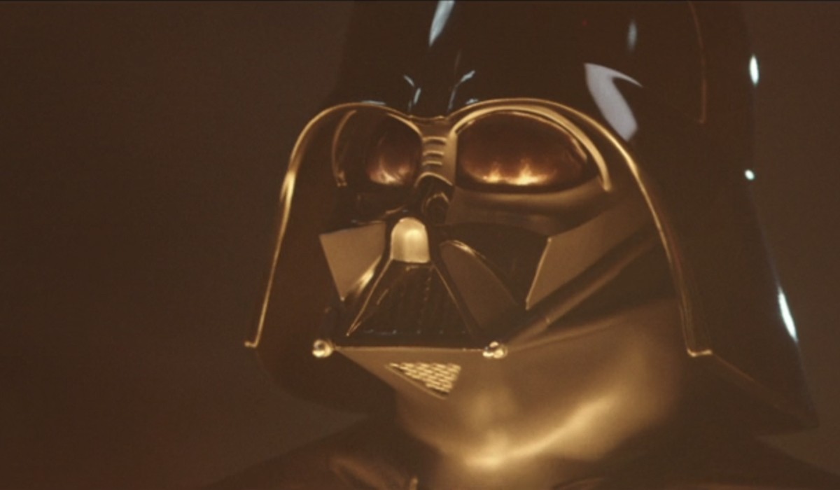 Darth Vader (Hayden Christensen) osserva le fiamme nel terzo episodio di 