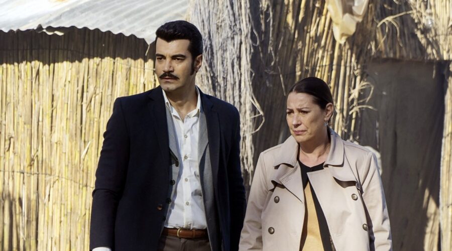 Da sinistra: Murat Ünalmis (Demir) e Vahide Perçin (Hünkar) in una scena di