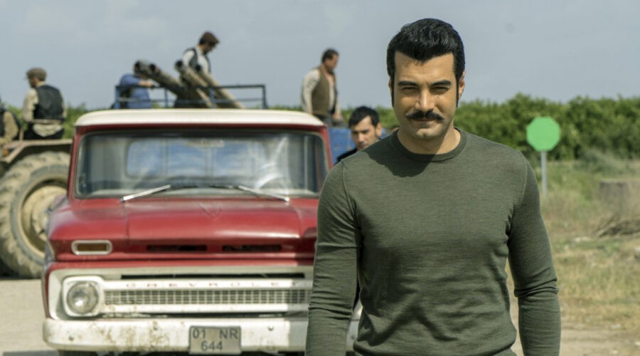 Murat Ünalmis (Demir) in una scena di 