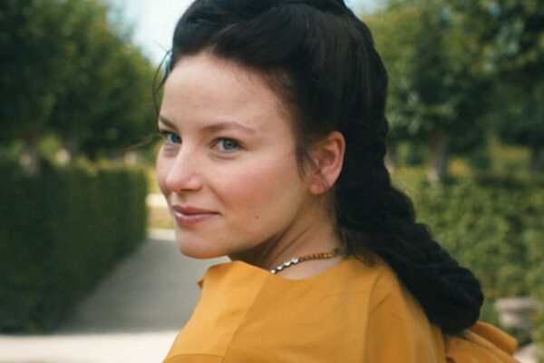 Devrim Lingnau interpretra Sisi Ne