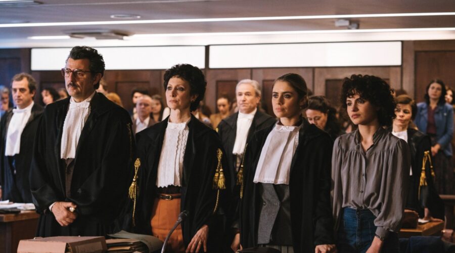 Da sinistra: Enrico Ianniello, Pia Lanciotti, Greta Scarano e Ambrosia Caldarelli in una scena di 