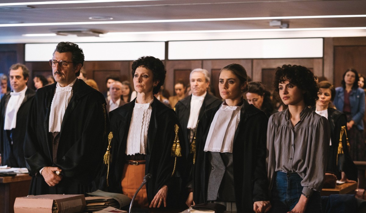 Da sinistra: Enrico Ianniello, Pia Lanciotti, Greta Scarano e Ambrosia Caldarelli in una scena di