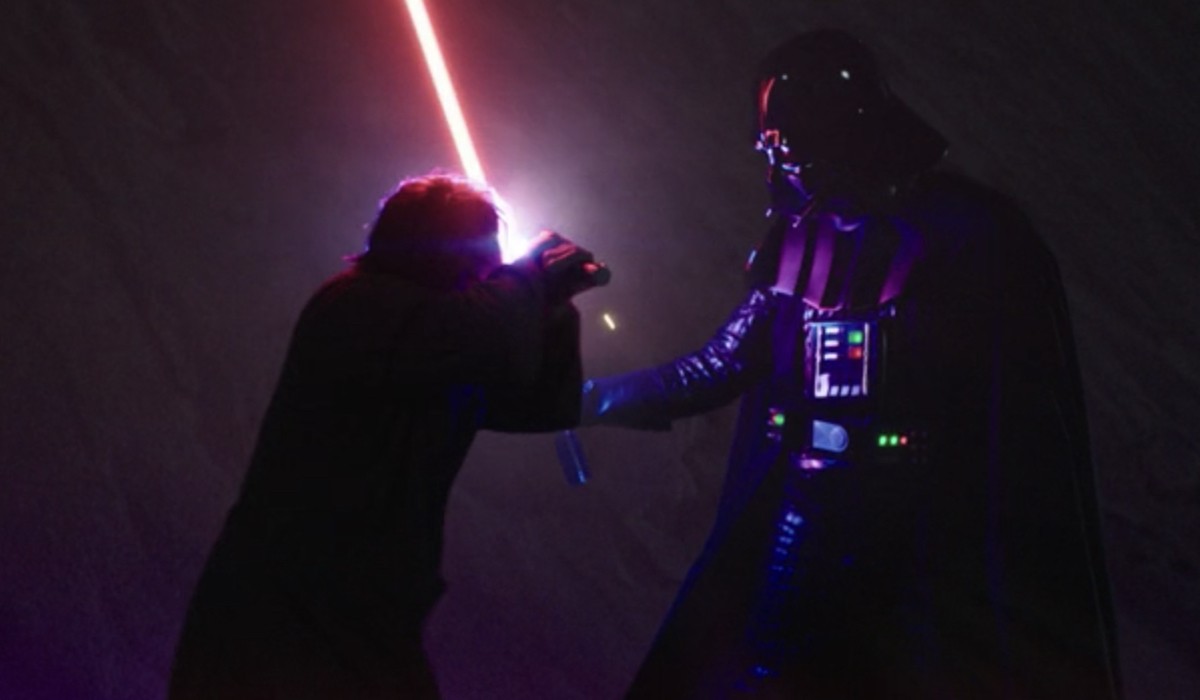 Ewan Mcgregor (Obi Wan) e Darth Vader (Hayden Christensen) nel terzo episodio di 