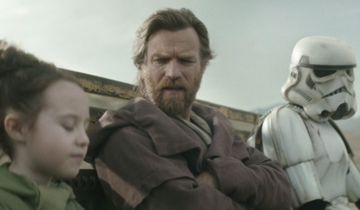 Ewan Mcgregor (Obi Wan Kenobi) e Vivien Lyra Blair (Leia) nel terzo episodio di 