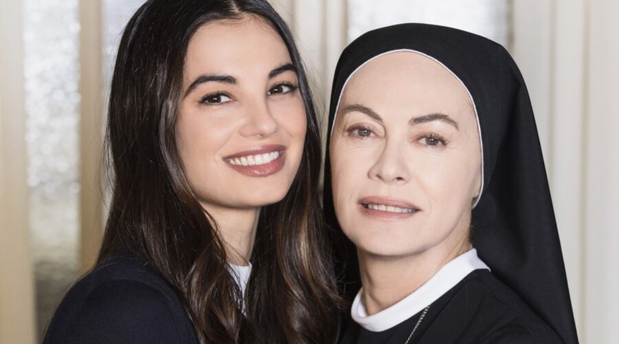 Da sinistra: Francesca Chillemi ed Elena Sofia Ricci in un posato per 