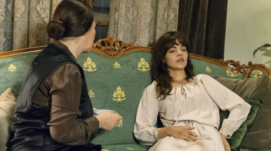 Da sinistra: Vahide Perçin (Hünkar) e Hilal Altinbilek (Züleyha) in una scena di