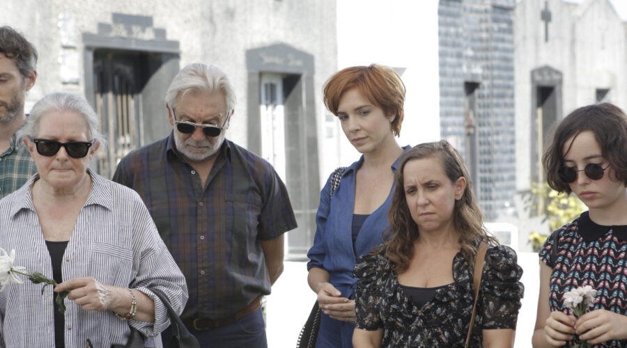 Il Cast Di Terapia Di Coppia Aperta In Una Scena Della Serie Credits Disney Plus