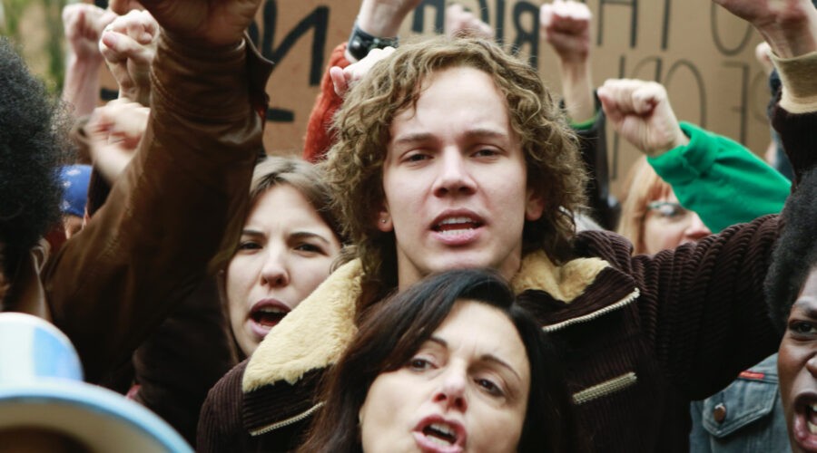 Il Cast Di When We Rise In Una Scena Della Serie Credits Abc Disney Plus