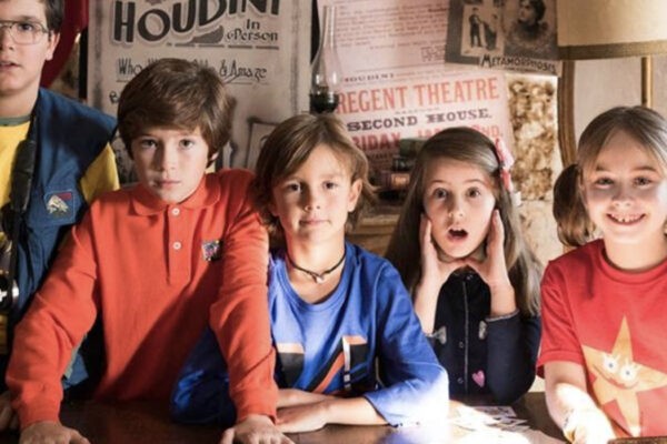 Il Giovane Cast Di Club Houdini In Una Scena Dello Show Credits Disney Plus