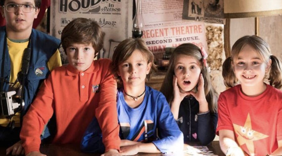 Il Giovane Cast Di Club Houdini In Una Scena Dello Show Credits Disney Plus