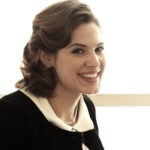 Giulia Vecchio (Anna Imbriani) in un posato per le prime due stagioni de 