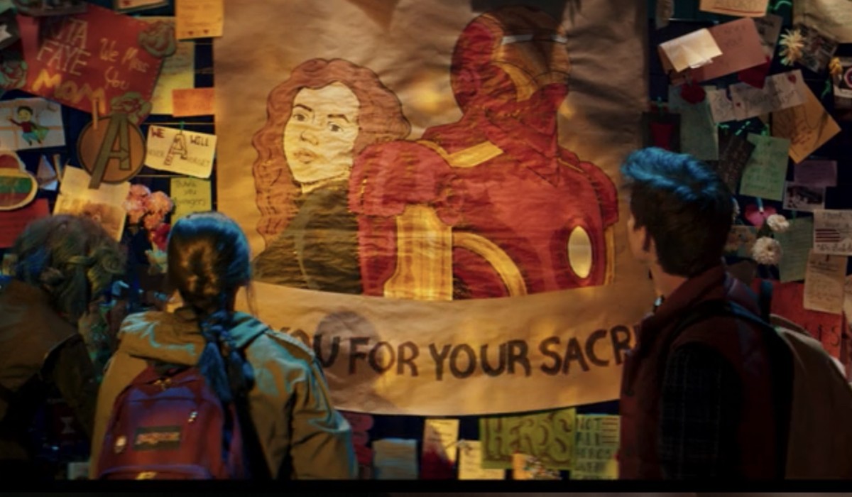 Iman Vellani (Kamala Khan) e Matt Lintz ( Bruno) davanti al murales dedicato agli avengers nel primo episodio di 