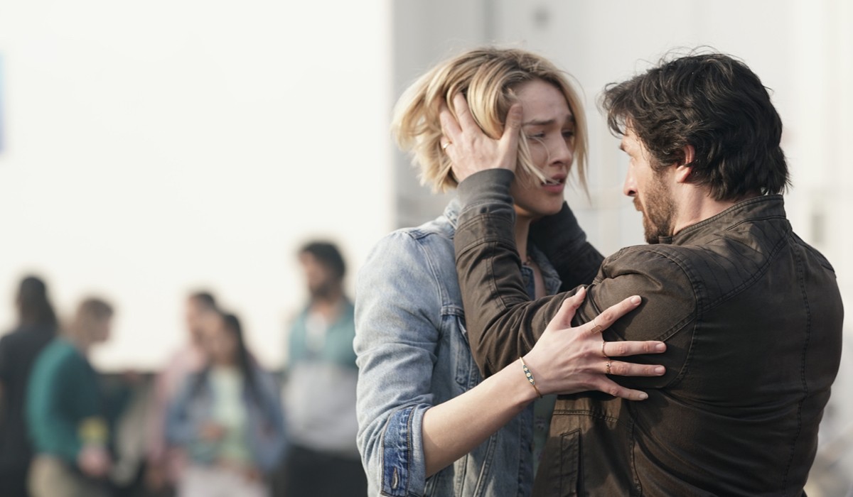 Da sinistra: Zyra Gorecki (Izzy Harris) e Eoin Macken (Gavin Harris) in una scena di “La Brea”. Credits: RTI Mediaset.