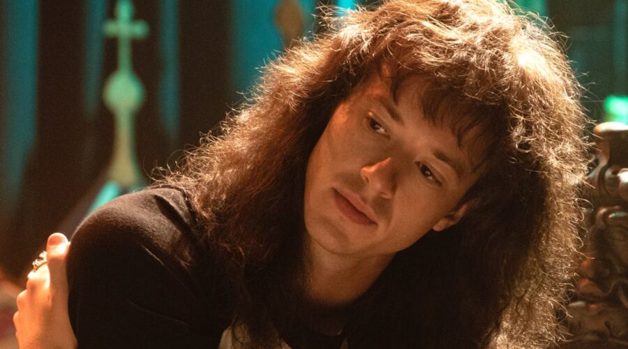 Joseph Quinn In Una Scena Di