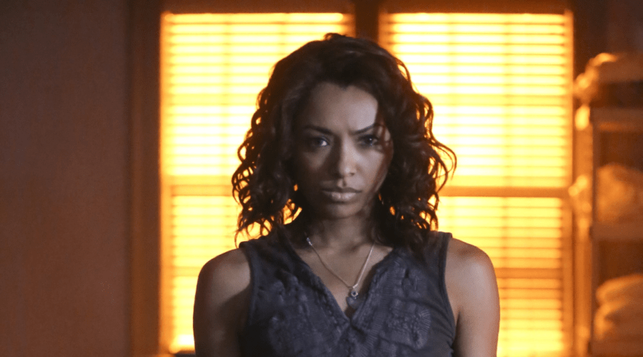 Kat Graham interpreta Bonnie in una scena di “The Vampire Diaries”. Credits: WBTV via Netflix.