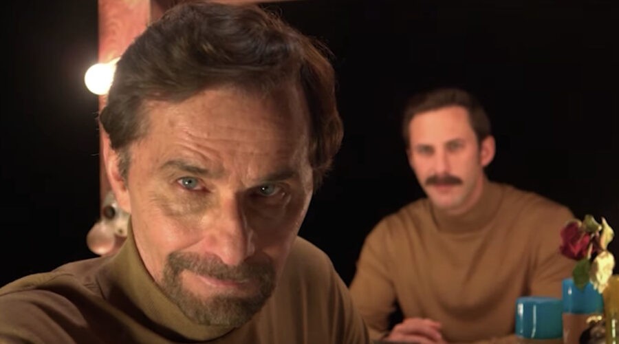 Da sinistra: Humberto e Sebastián Zurita in un fotogramma del trailer di “Latin Lover”. Credits: Fotogramma/Disney+.