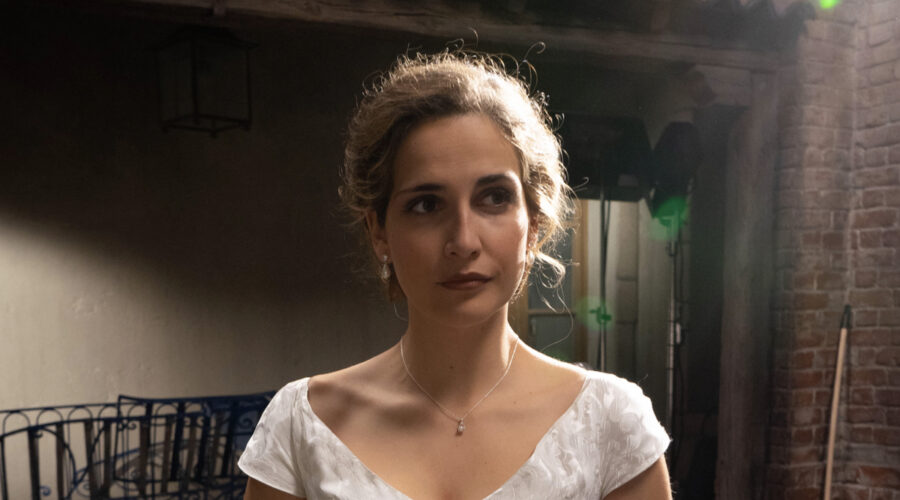 Laura Ledesma (Julia) in una scena di “Un altro domani”. Credits: Mediaset