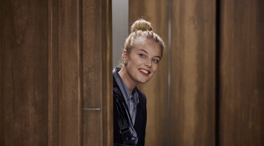 Ida Engvoll in una scena della seconda stagione di “Love & Anarchy”. Credits: Ulrika Malm/Netflix.