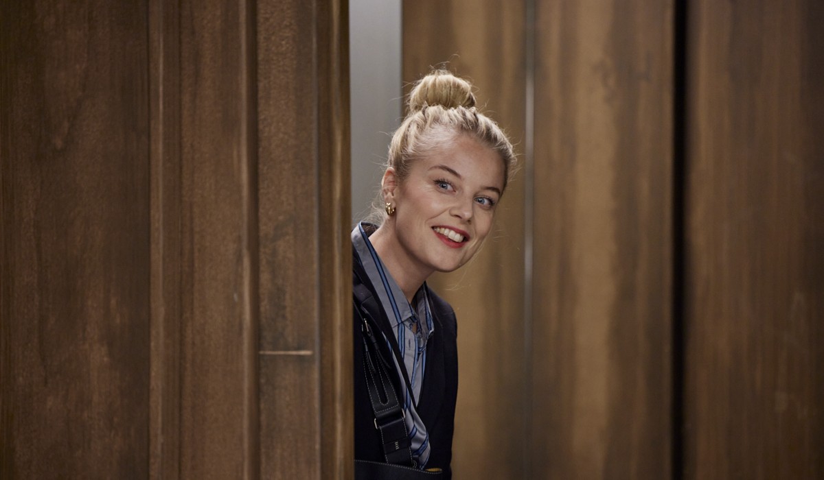 Ida Engvoll in una scena della seconda stagione di “Love & Anarchy”. Credits: Ulrika Malm/Netflix.